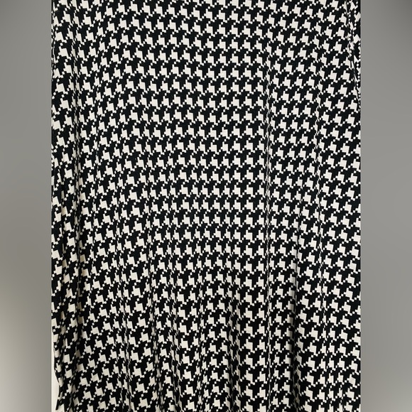 Houndstooth Stretch Top with Keyhole Tie Back - Picture 2 of 4